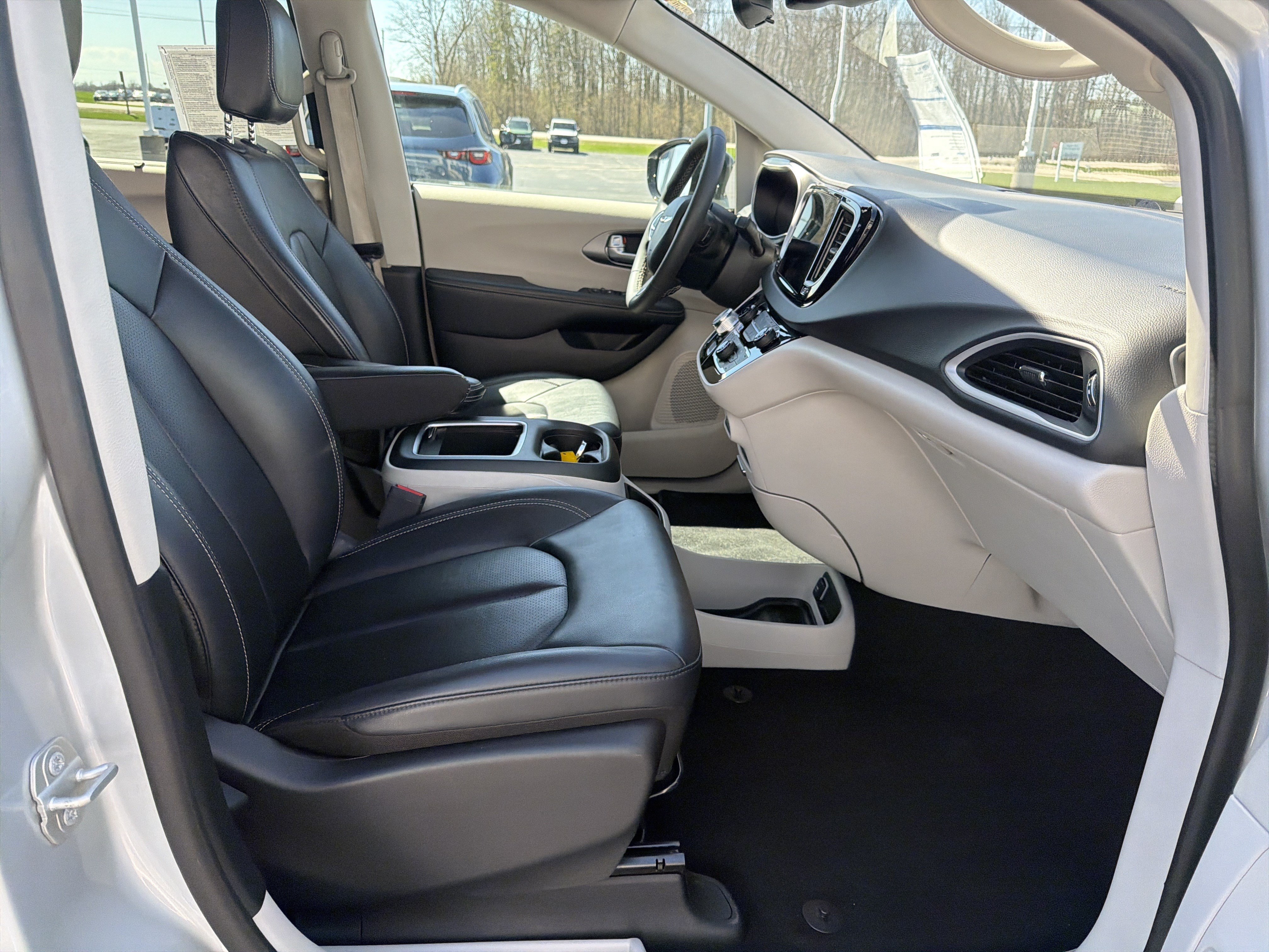 Used 2024 Chrysler Pacifica Touring-L FWD image 11