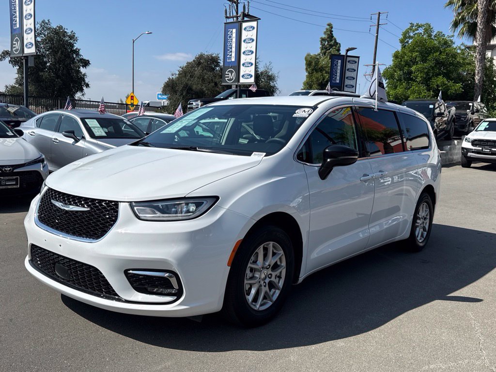Used 2024 Chrysler Pacifica Touring-L FWD image 6