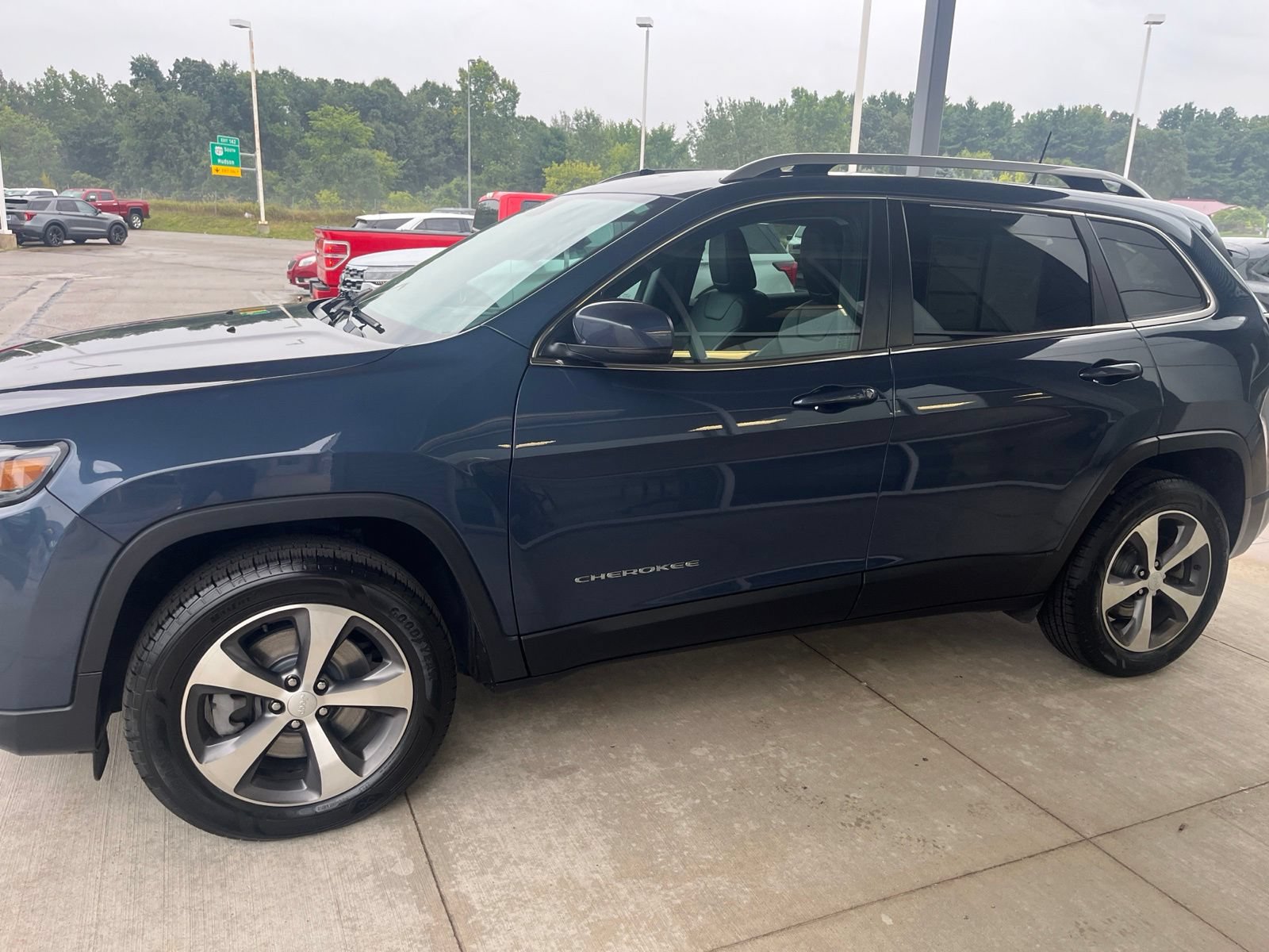 Used 2020 Jeep Cherokee Limited w/ Trailer Tow Group AWD/4WD image 2