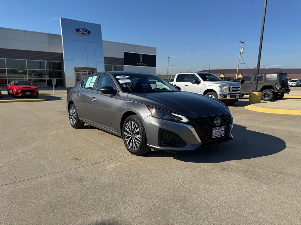 Used 2025 Nissan Altima 2.5 SV AWD/4WD image 3