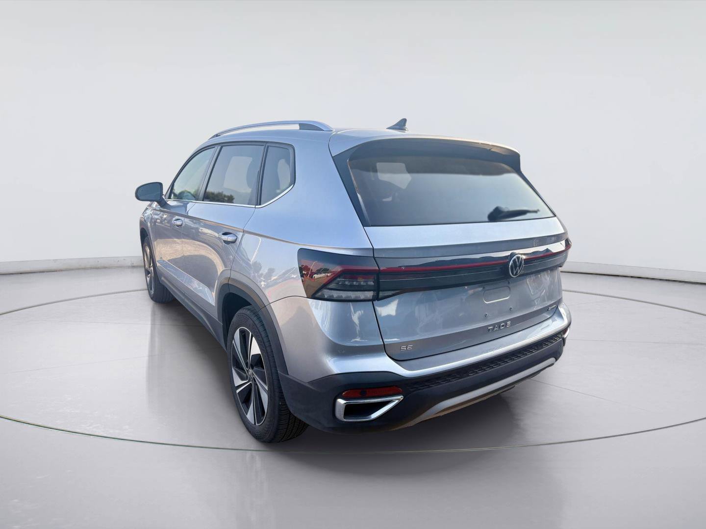 Used 2025 Volkswagen Taos SE AWD/4WD image 8