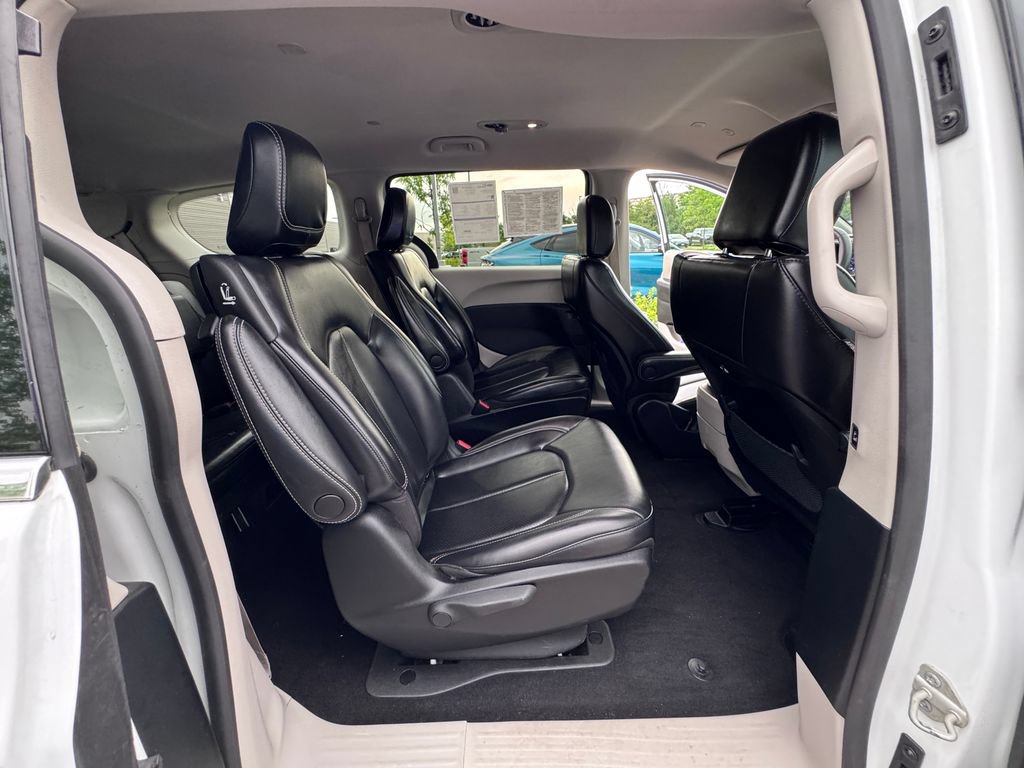 Used 2023 Chrysler Pacifica Touring-L FWD image 30