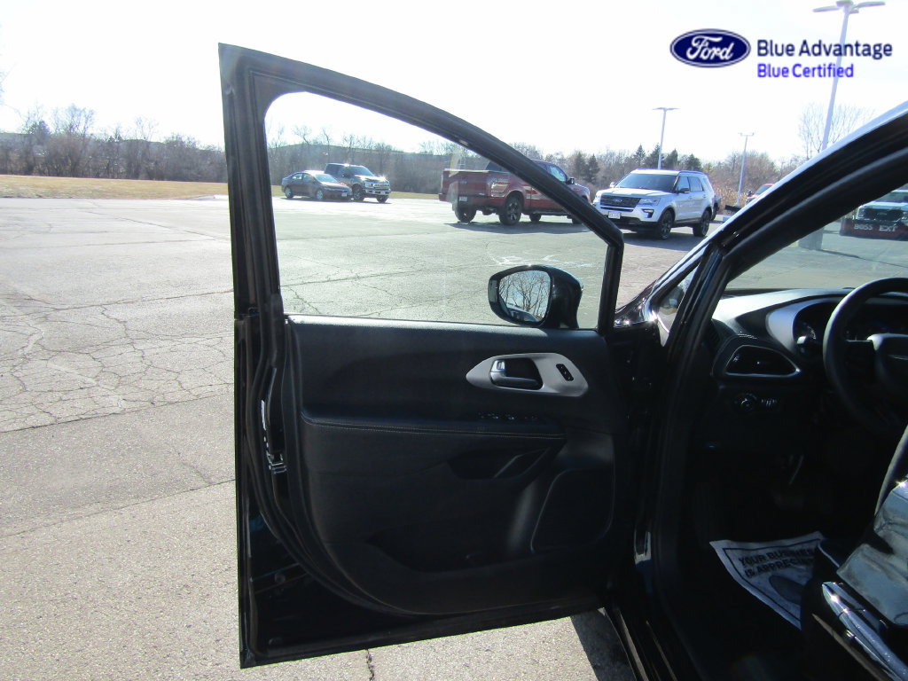 Used 2025 Chrysler Pacifica Limited FWD image 29
