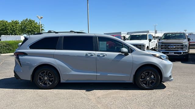 Used 2024 Toyota Sienna XLE Woodland Edition image 2