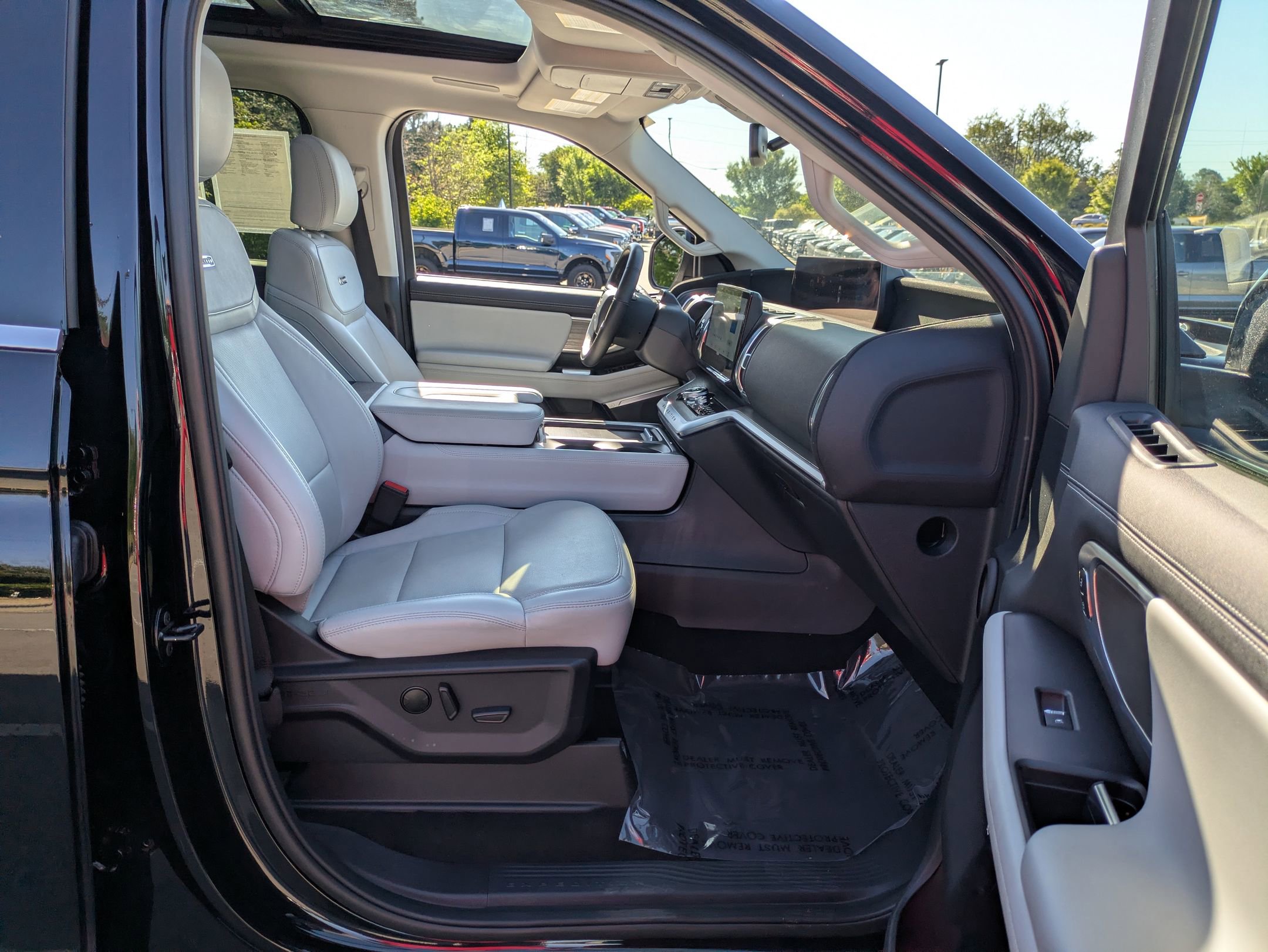 Certified 2025 Ford Expedition Platinum w/ Driver's Package AWD/4WD image 36