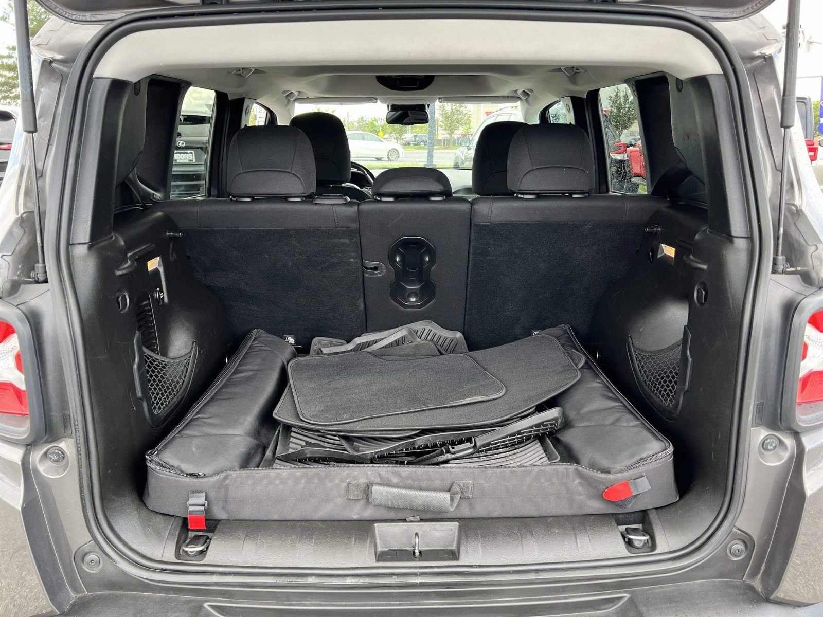 Used 2017 Jeep Renegade Latitude FWD image 23