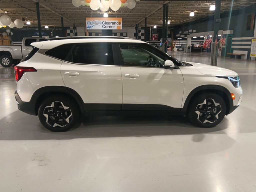 Used 2025 Kia Seltos EX w/ EX Sunroof Package AWD/4WD image 12