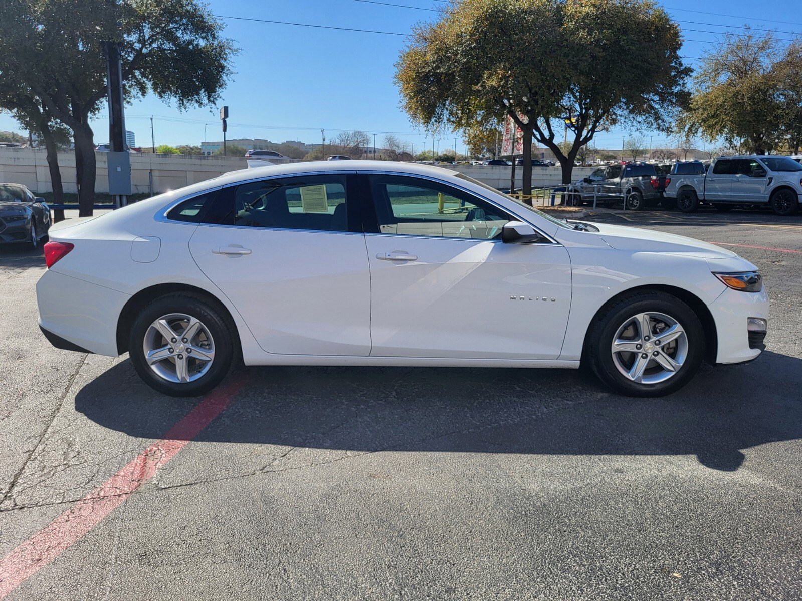 Used 2024 Chevrolet Malibu LT image 2