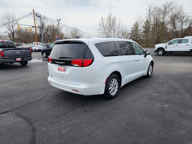 Used 2023 Chrysler Voyager LX FWD image 5