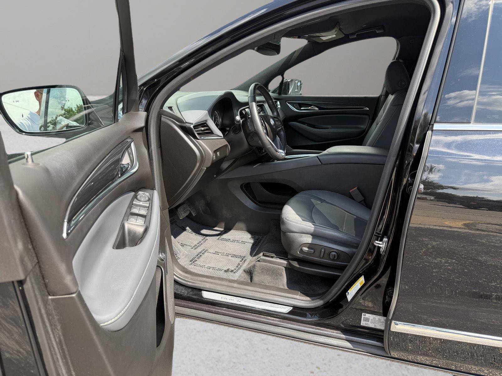 Used 2023 Buick Enclave Essence AWD/4WD image 2