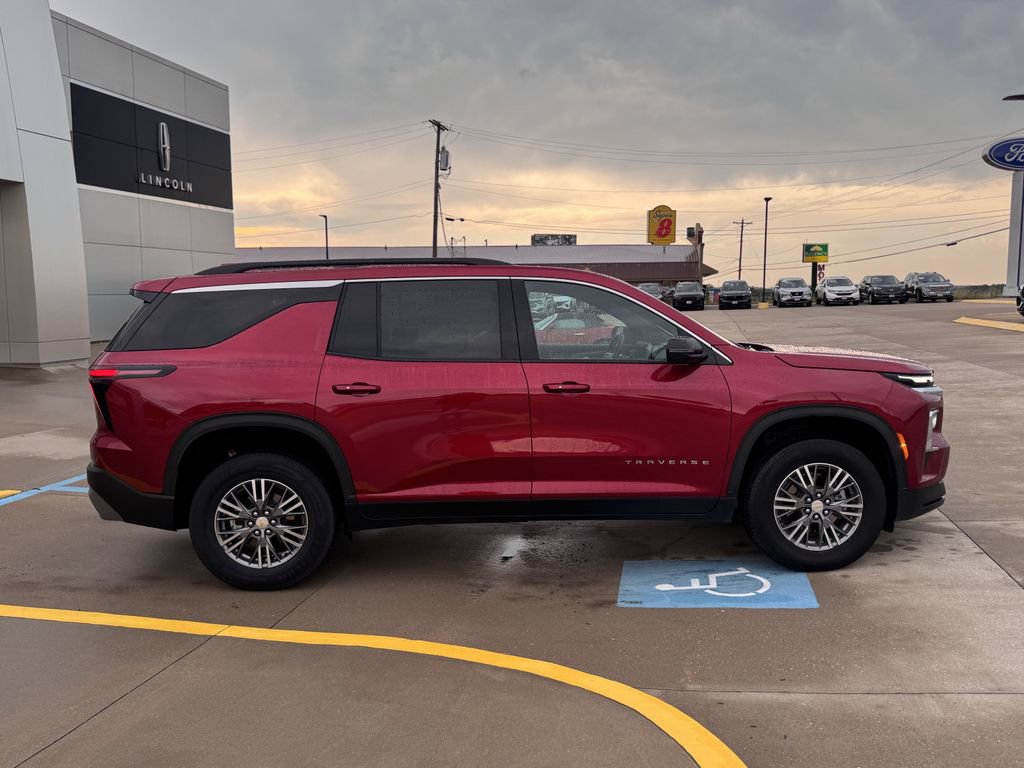 Used 2025 Chevrolet Traverse LT image 3