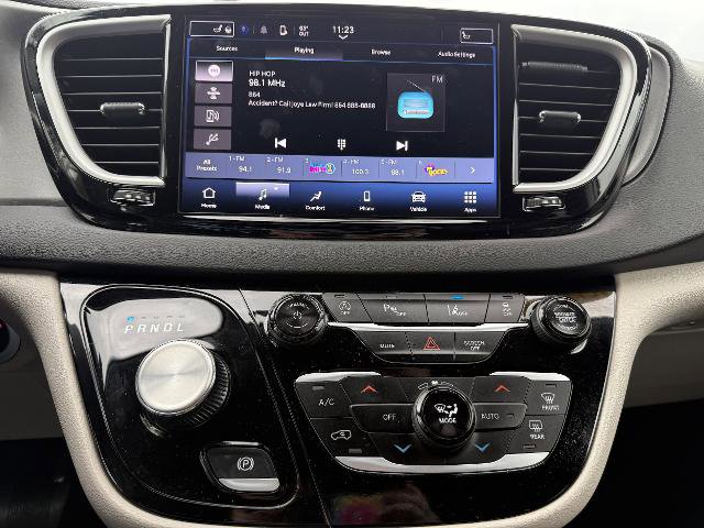 Used 2024 Chrysler Pacifica Touring-L image 9