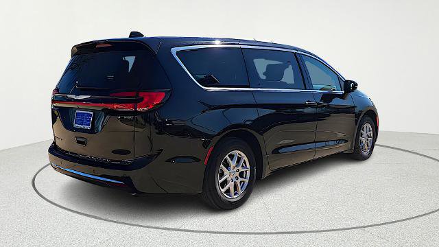 Used 2025 Chrysler Pacifica Select image 31