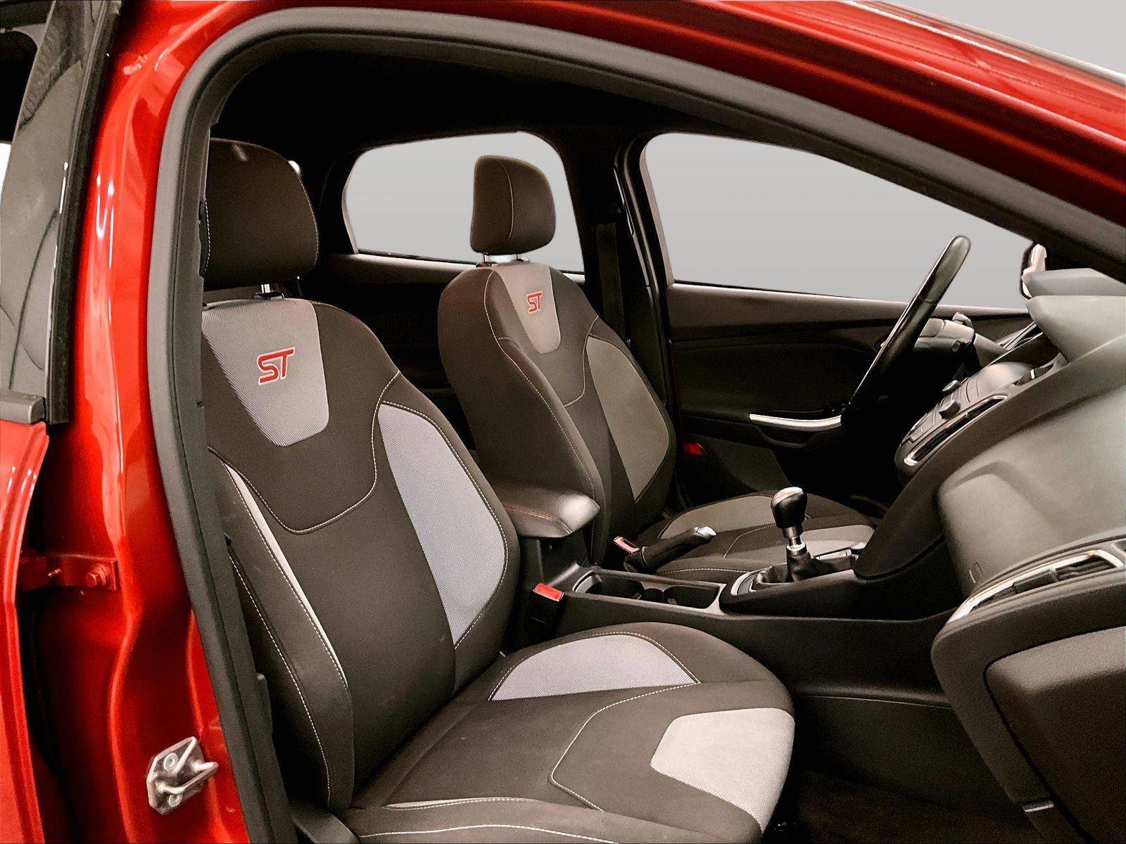 Certified 2018 Ford Focus ST FWD image 7