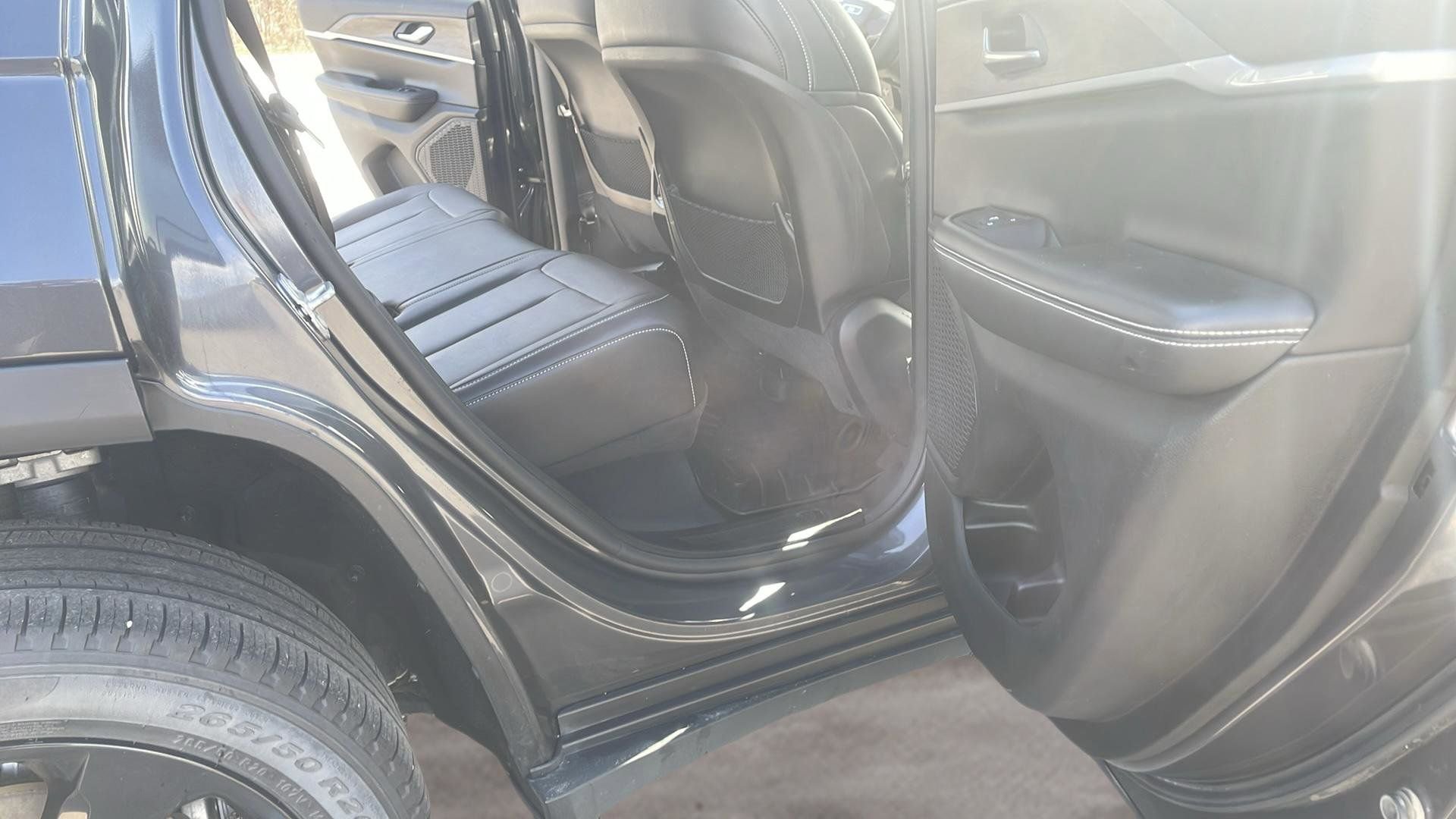 Used 2023 Jeep Grand Cherokee Limited w/ Black Appearance Package AWD/4WD image 18