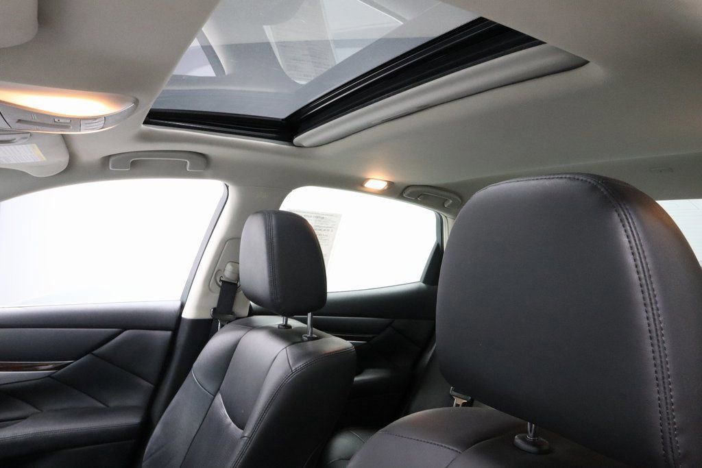 Used 2017 INFINITI Q70 3.7 w/ Technology Package image 34