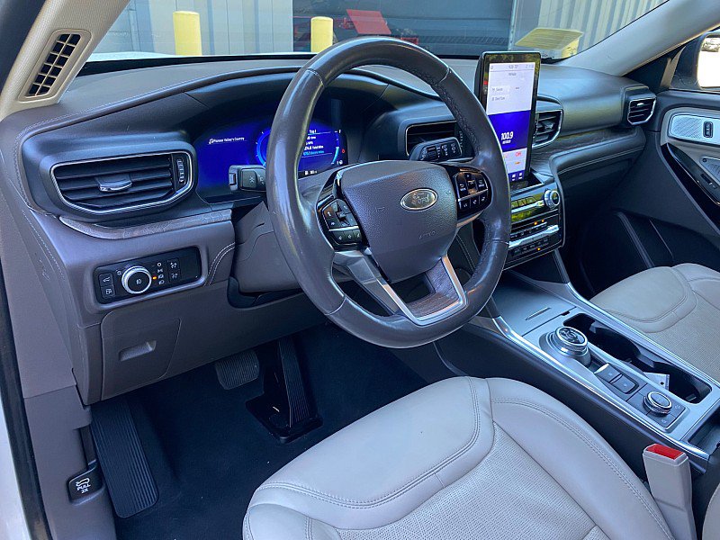 Certified 2023 Ford Explorer Platinum w/ Technology Package AWD/4WD image 23