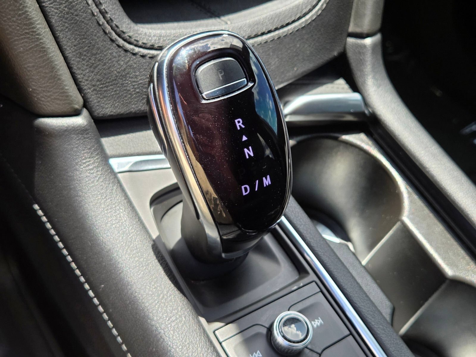 Used 2025 Cadillac XT6 Premium Luxury w/ Technology Package FWD image 25