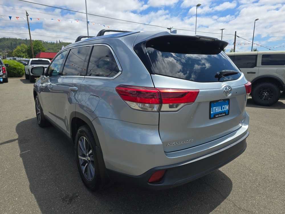 Used 2019 Toyota Highlander XLE AWD/4WD image 3