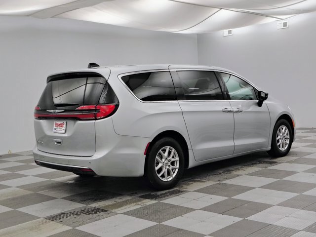 Used 2024 Chrysler Pacifica Touring-L FWD image 9