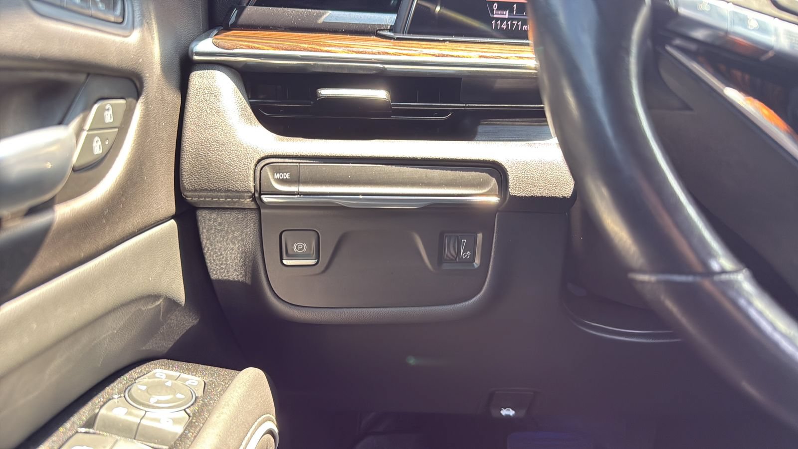 Used 2021 Cadillac Escalade Premium Luxury RWD image 17