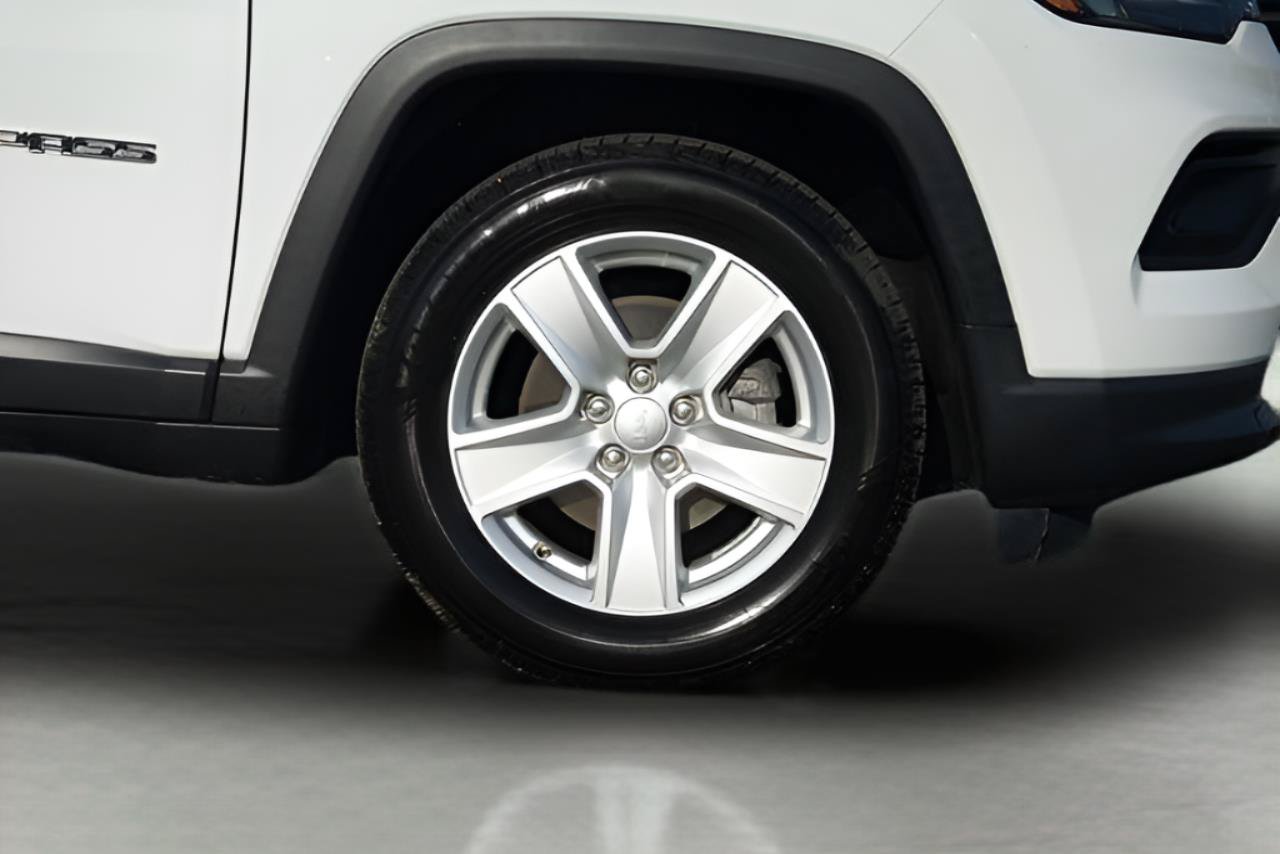 Used 2022 Jeep Compass Latitude FWD image 4