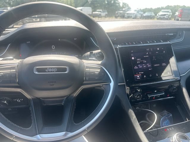 Used 2024 Jeep Grand Cherokee Laredo AWD/4WD image 10
