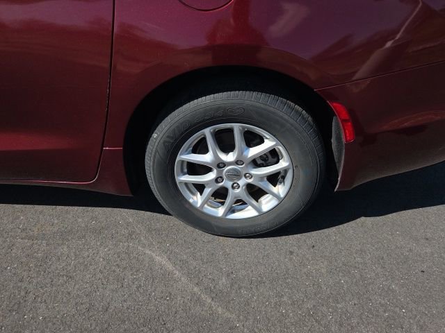 Used 2023 Chrysler Pacifica Touring-L image 16