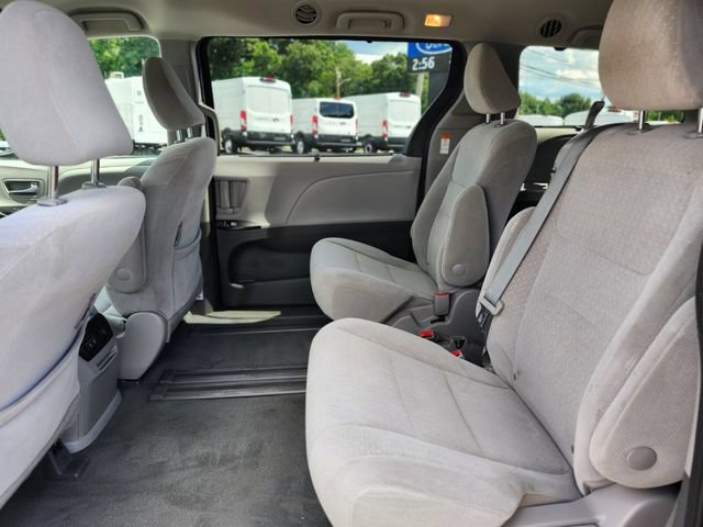 Used 2020 Toyota Sienna LE w/ LE Preferred Package FWD image 16