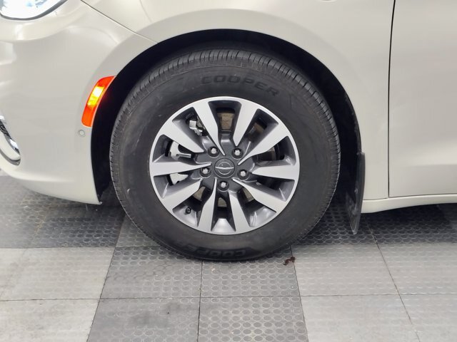 Used 2021 Chrysler Pacifica Touring-L w/ Uconnect Theater Family Group FWD image 15