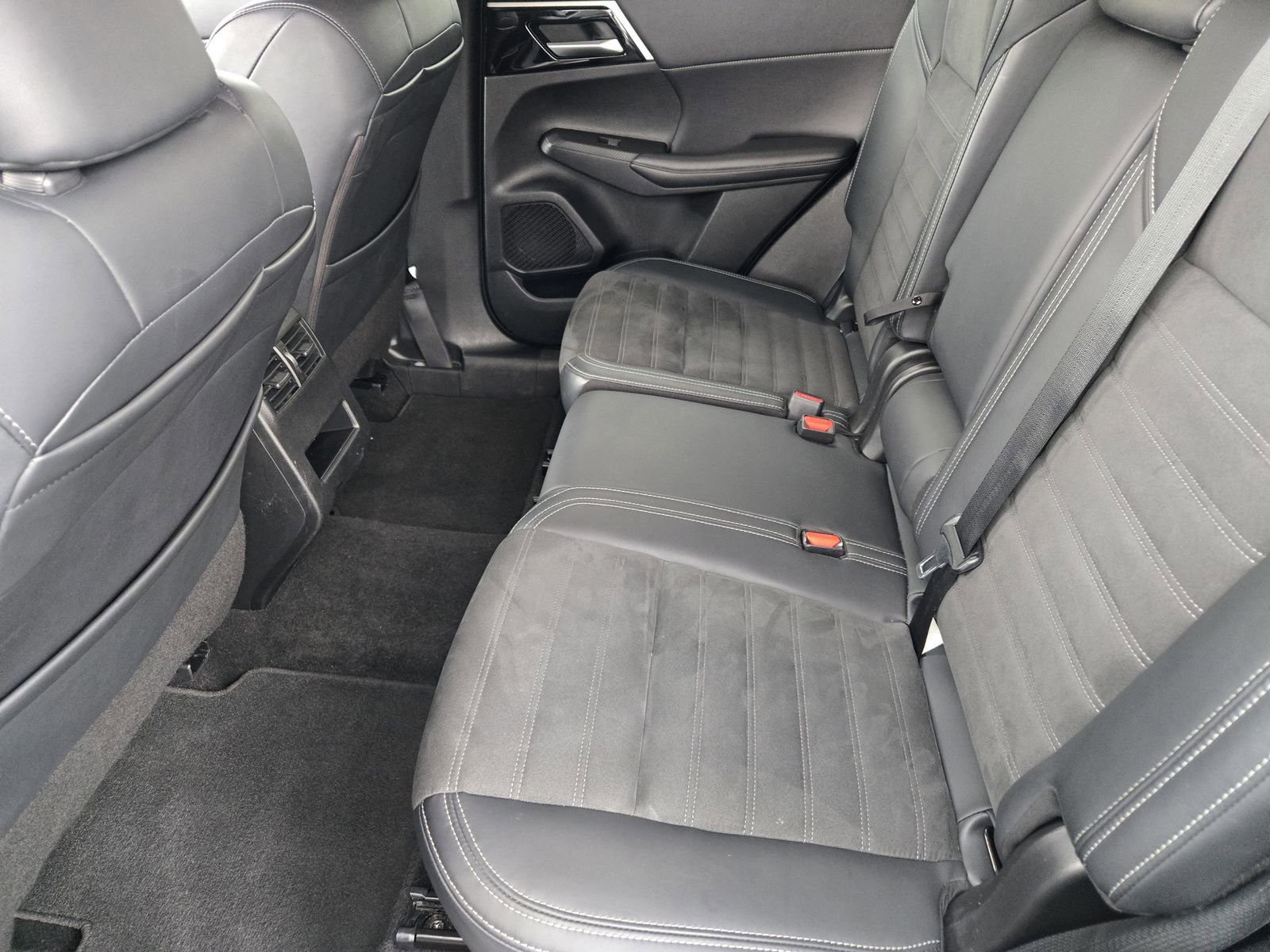 Used 2024 Mitsubishi Outlander SE FWD image 27