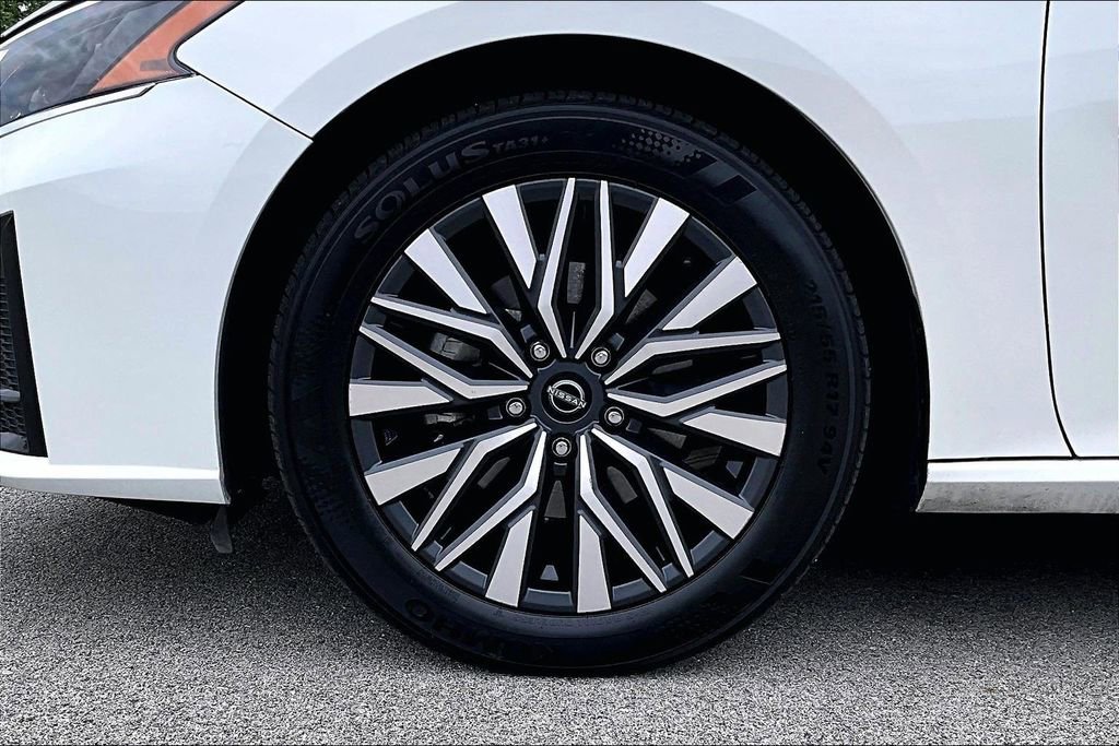 Used 2025 Nissan Altima 2.5 SV FWD image 9