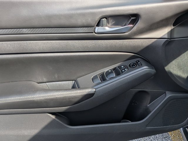 Used 2024 Nissan Altima 2.5 SV FWD image 11