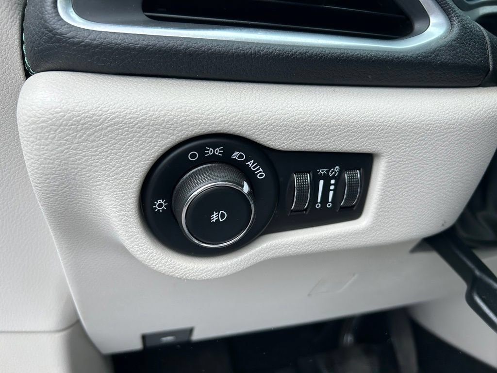Used 2017 Chrysler Pacifica Platinum FWD image 18