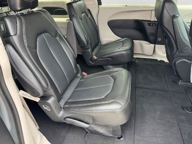 Used 2024 Chrysler Pacifica Touring-L FWD image 7
