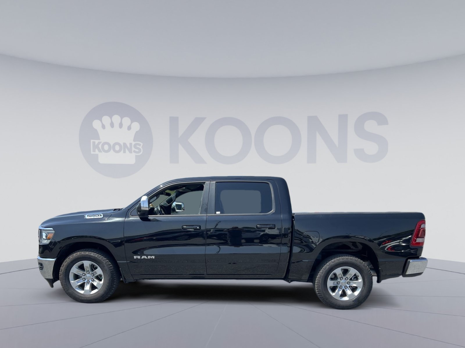 Used 2024 RAM 1500 Laramie AWD/4WD image 2