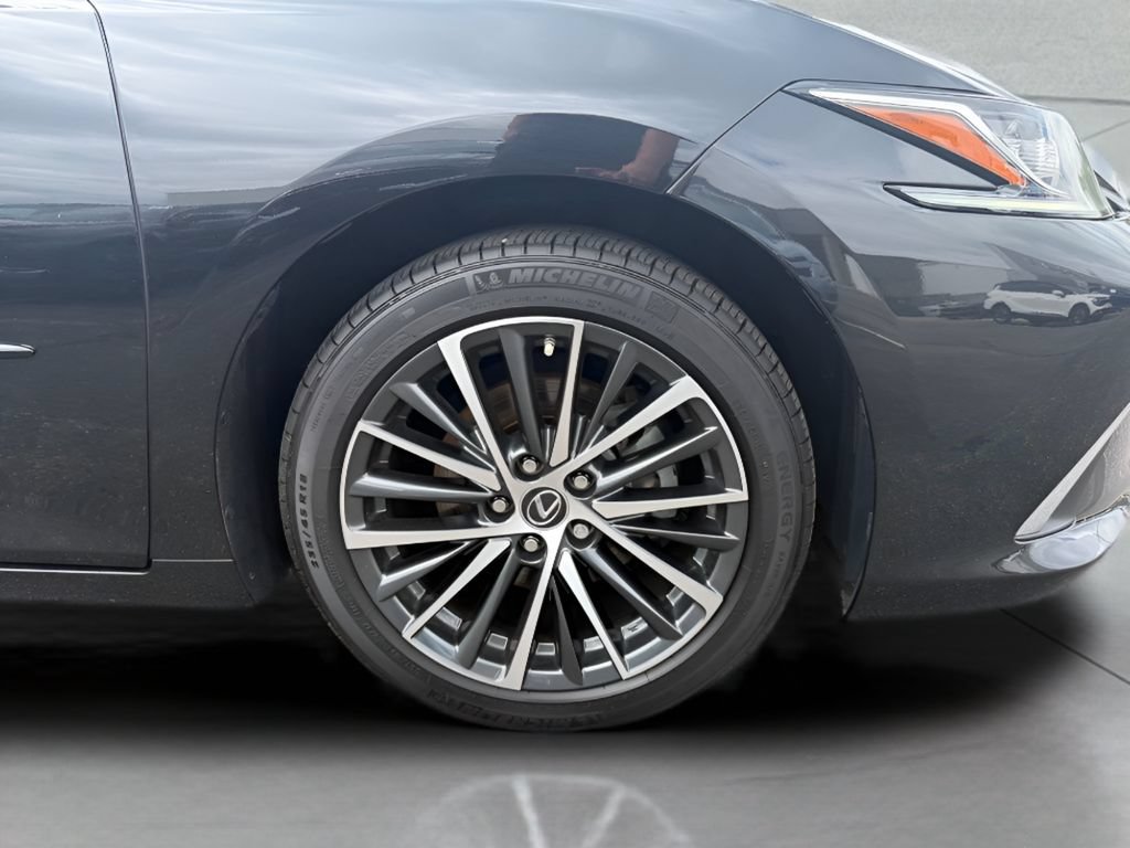 Used 2025 Lexus ES 300h w/ Premium Package FWD image 30