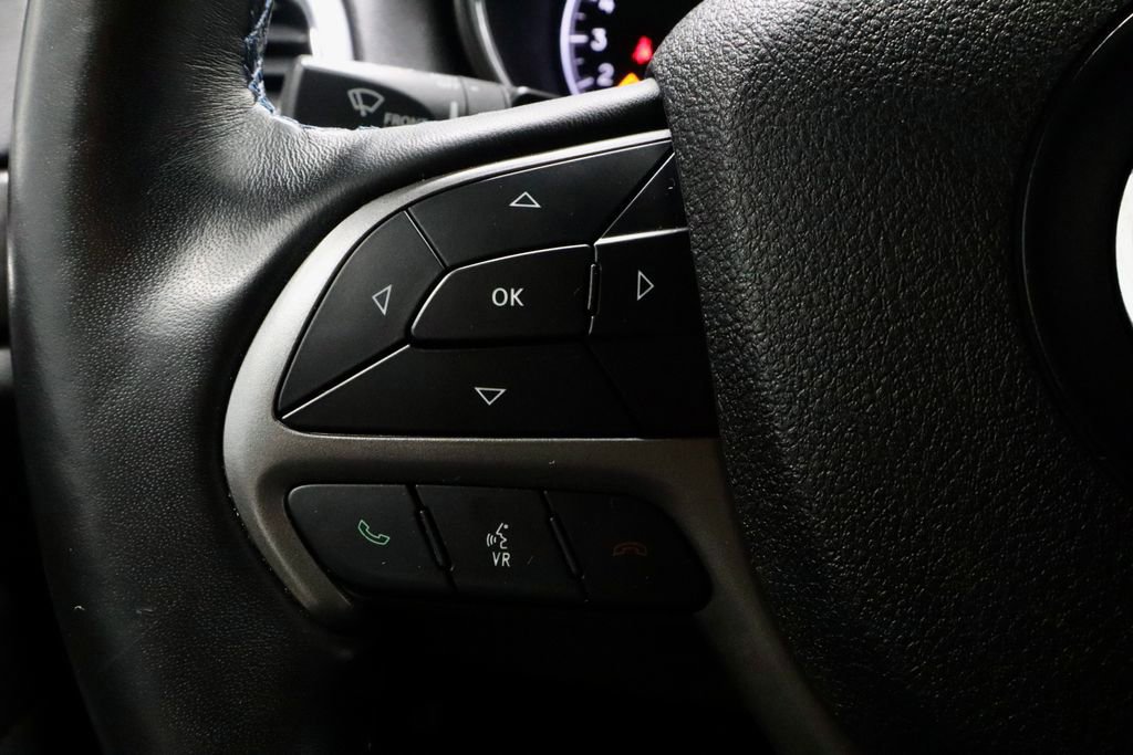 Used 2018 Jeep Grand Cherokee Laredo image 28