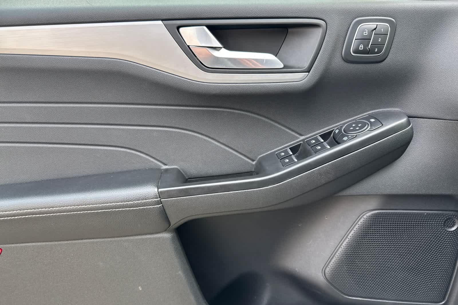 Certified 2025 Ford Escape Platinum AWD/4WD image 12