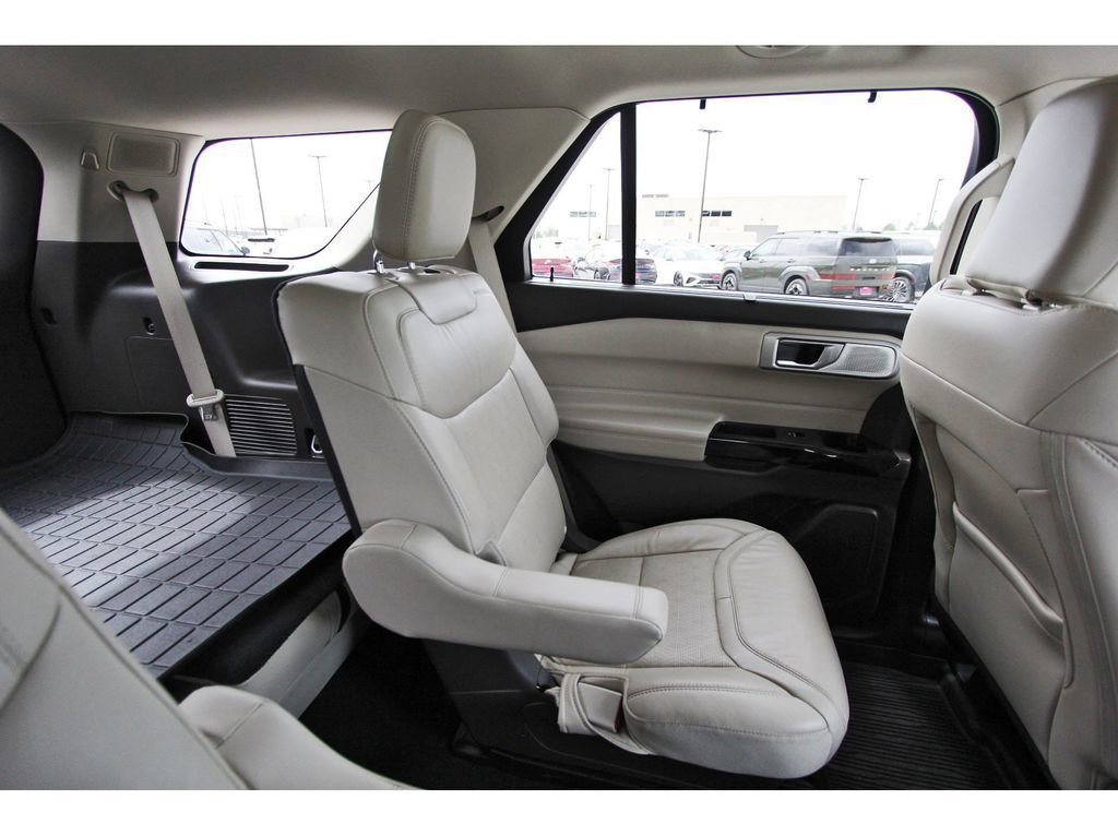 Certified 2024 Ford Explorer Platinum w/ Technology Package AWD/4WD image 13