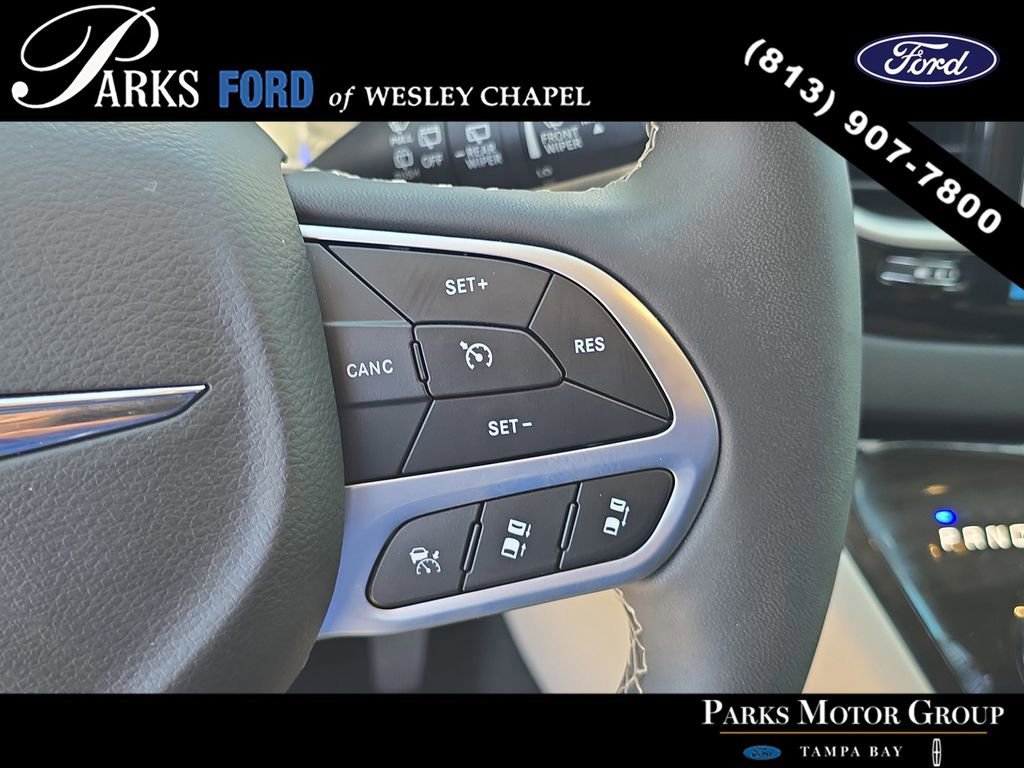 Used 2024 Chrysler Pacifica Touring-L FWD image 32