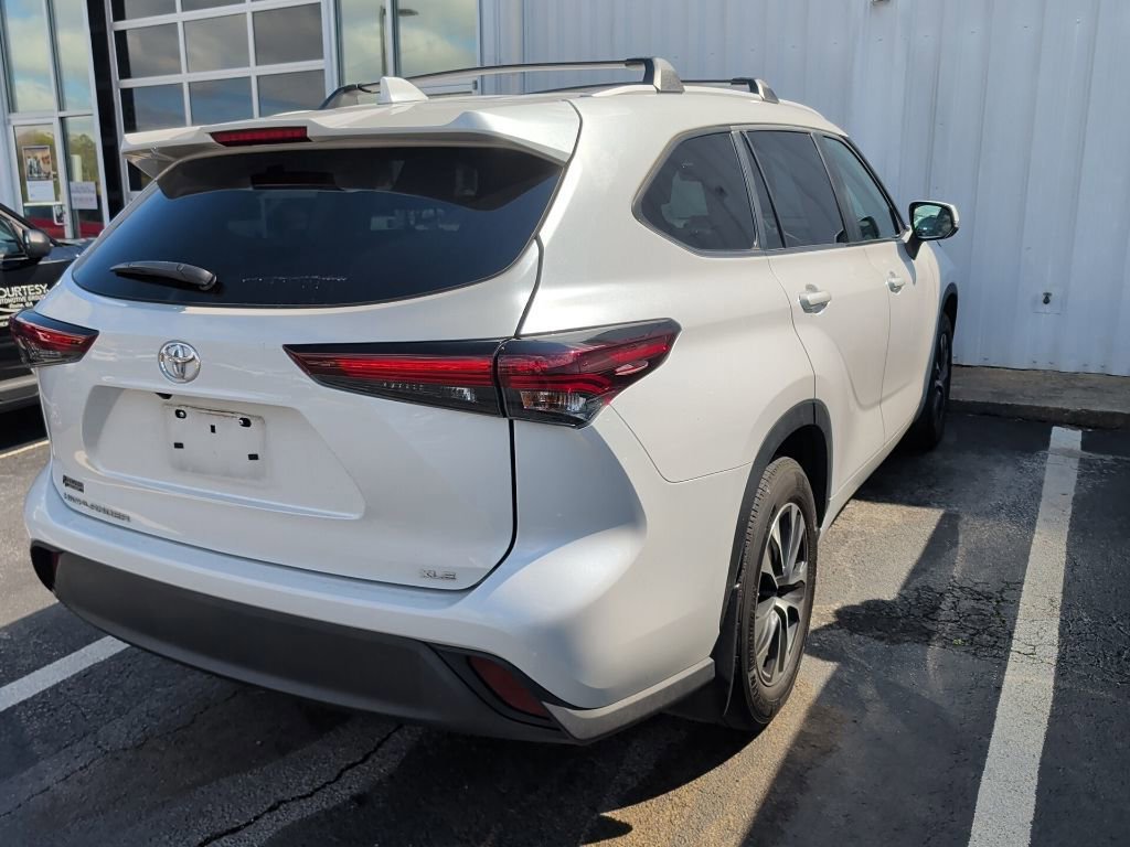 Used 2024 Toyota Highlander XLE image 3