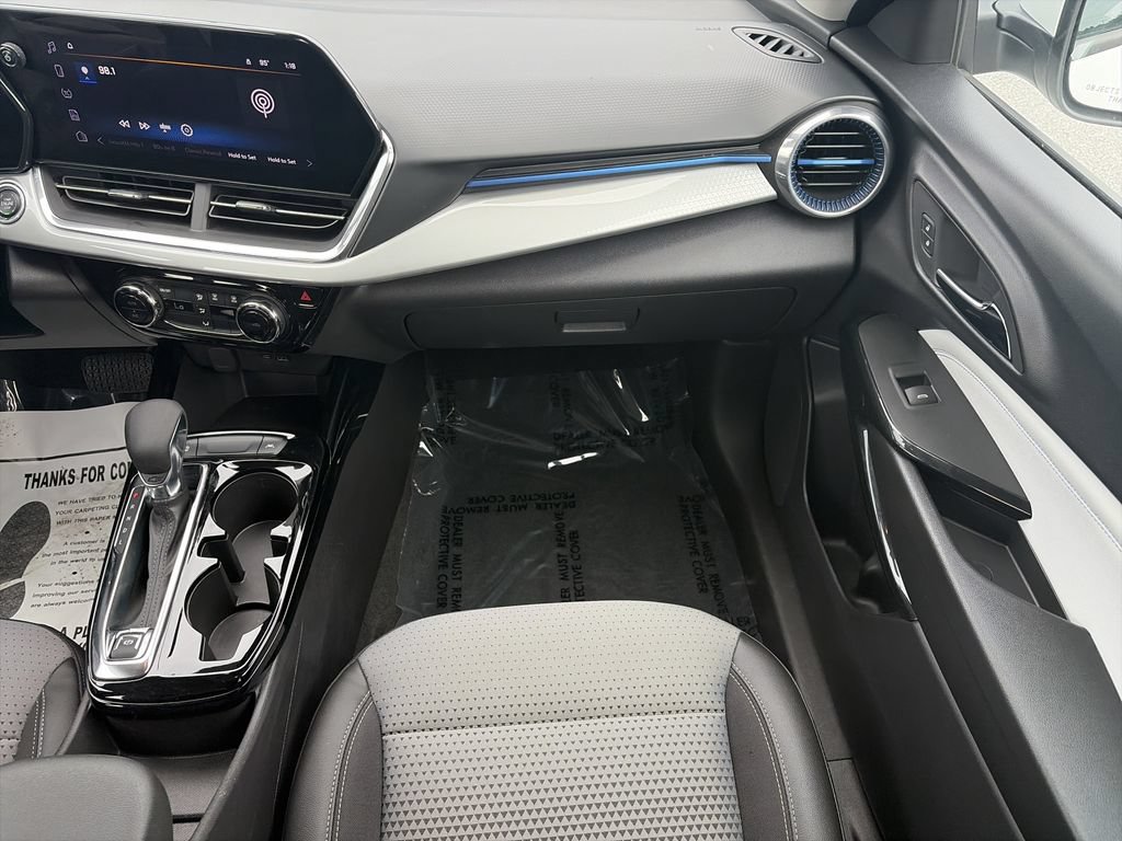Used 2025 Chevrolet Trax LT FWD image 17