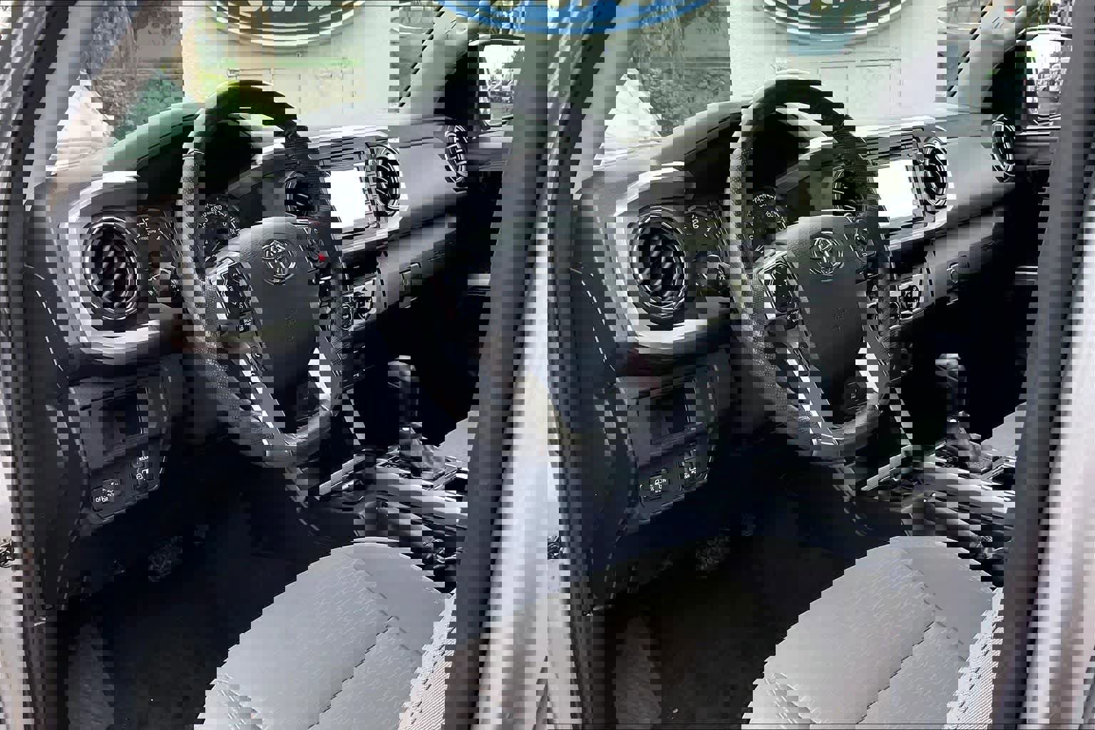 Used 2017 Toyota Tacoma SR5 RWD image 8