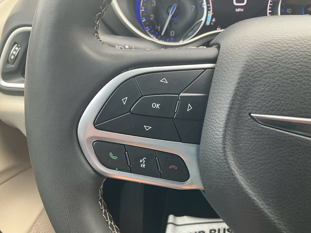 Used 2024 Chrysler Pacifica Touring-L FWD image 21