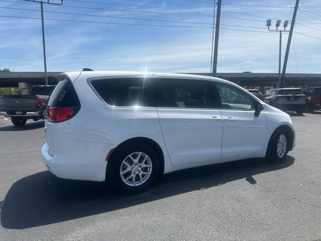 Used 2022 Chrysler Voyager LX FWD image 6