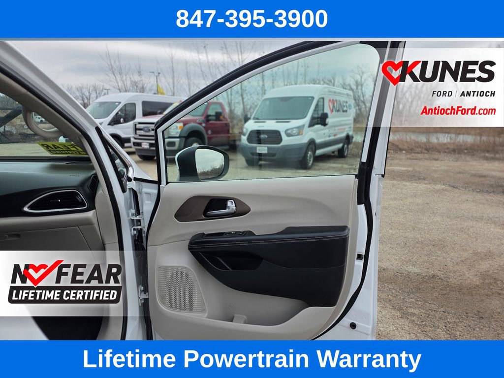 Used 2022 Chrysler Voyager LX FWD image 34