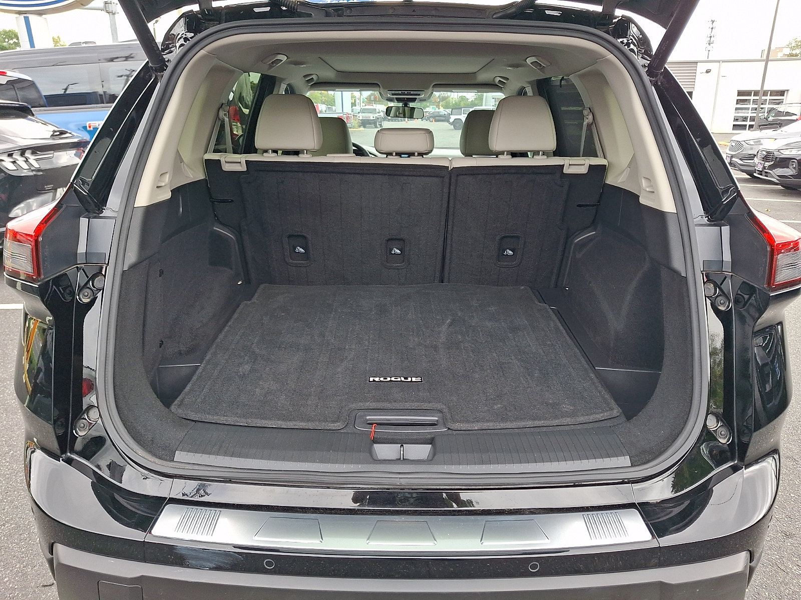 Used 2025 Nissan Rogue SV w/ SV Premium Package FWD image 30