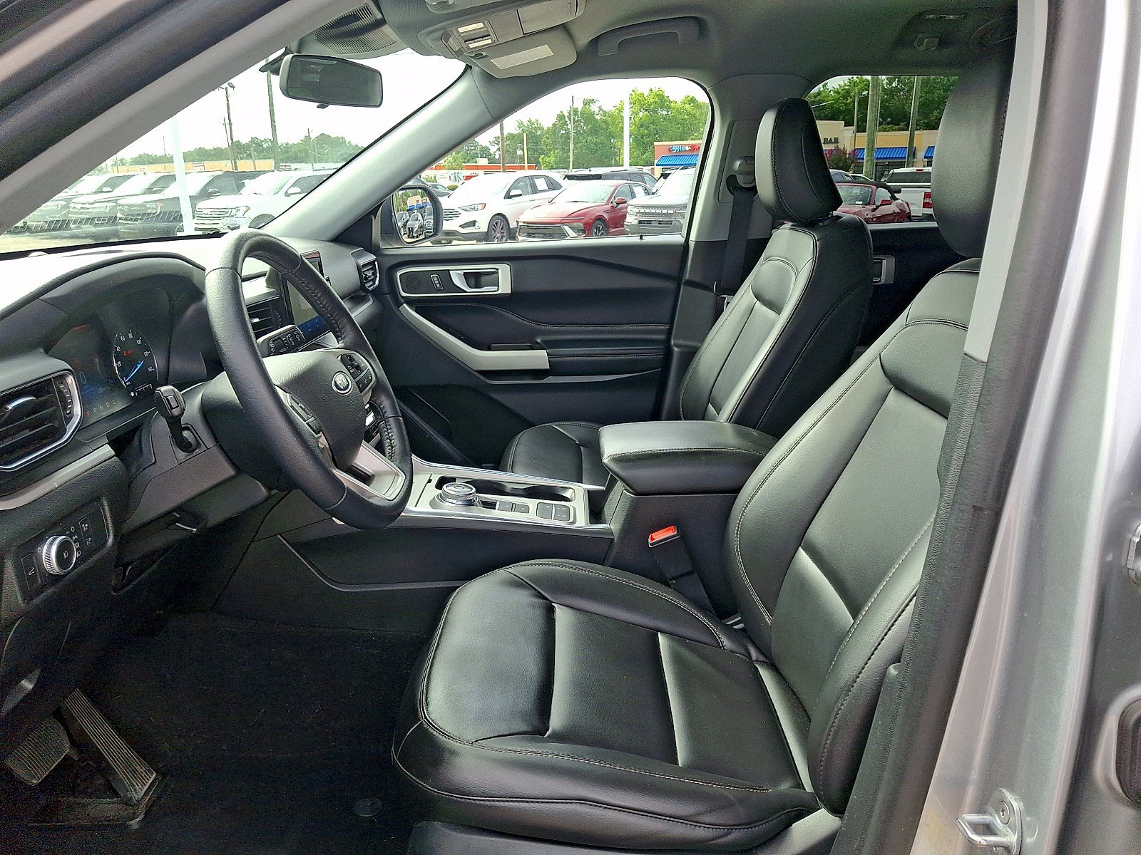 Certified 2022 Ford Explorer XLT w/ Equipment Group 202A RWD image 12