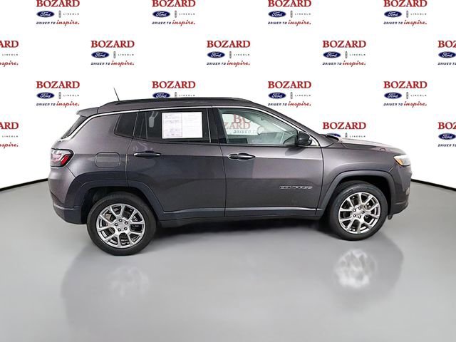 Used 2022 Jeep Compass Latitude w/ Sun and Sound Group AWD/4WD image 9